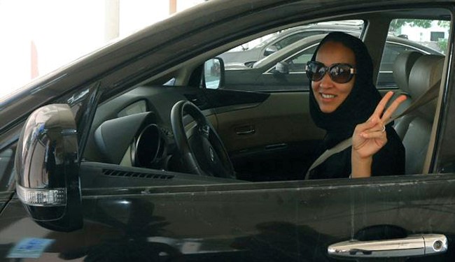 في الصورة لجين الهذلول تقود السيارة في السعودية كسرا للحذر