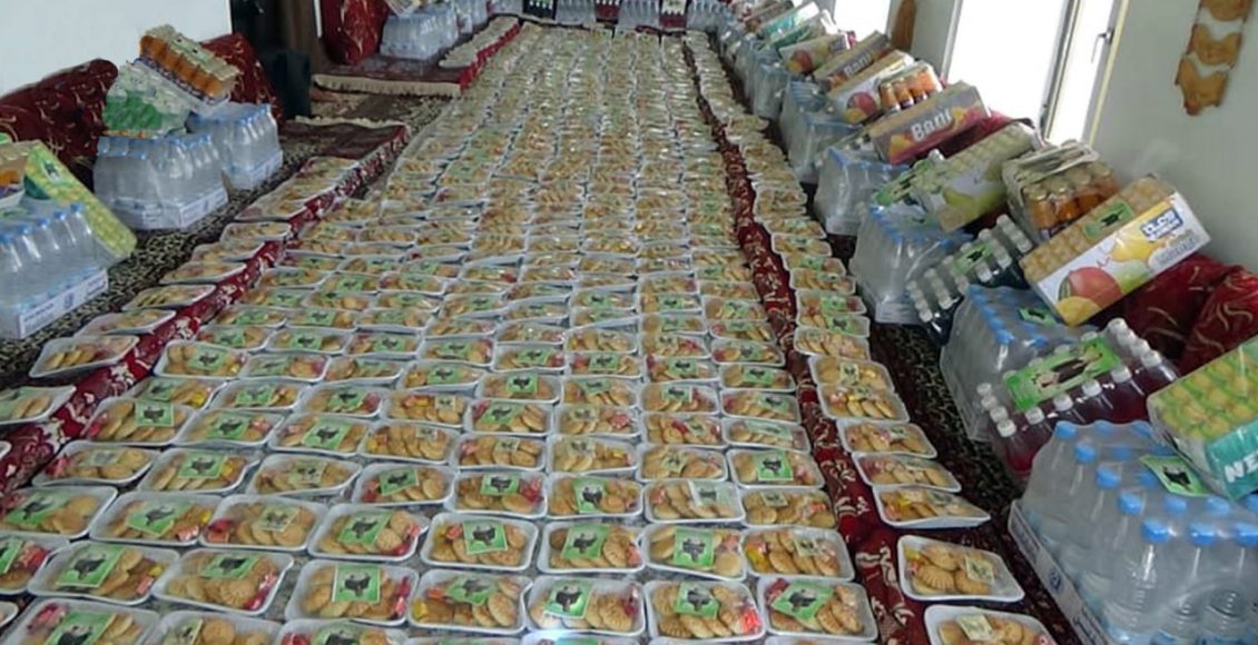أسرة الشهيد محمد الحنمي في بني حشيش تقدم قافلة غذائية للمرابطين في